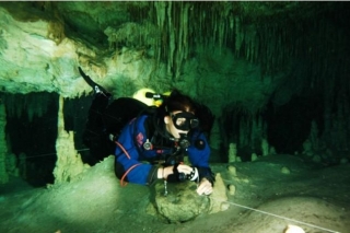 Explorando en buceo